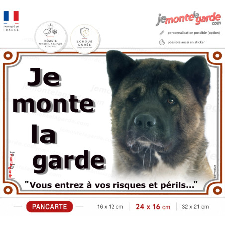 Akita Américain bringé masque noir, plaque portail "Je Monte la Garde, entrez à vos risques et périls" photo résiste dehors