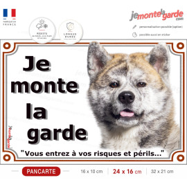 Akita Inu bringé sésame noir, plaque portail "Je Monte la Garde, vous entrez à vos risques et périls" photo, résiste dehors