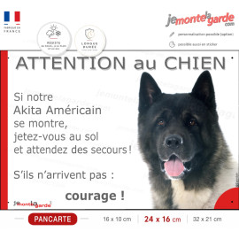 Akita Américain bringé, plaque photo humour "Attention au Chien, jetez Vous au Sol, attendez secours courage" résiste dehors