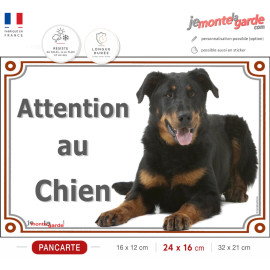 Beauceron couché, plaque portail "Attention au Chien" Berger de Beauce noir et feu photo, résiste dehors