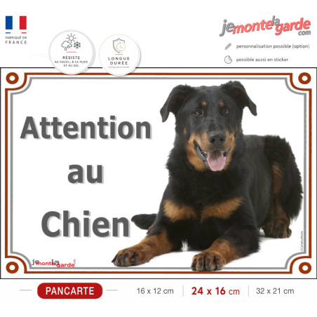 Beauceron couché, plaque portail "Attention au Chien" résiste dehors, 3 Tailles