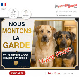 Photo personnalisable, pancarte portail au pluriel "Nous Montons la Garde vous entrez à vos risques et périls" résiste dehors
