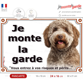 Lagotto Romagnolo brun, plaque portail extérieure "Je Monte la Garde, risques et périls" photo chien d'eau Romagole