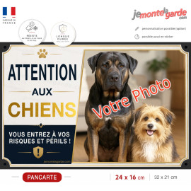 Photo personnalisable, pancarte portail RIVOLI au PLURIEL "Attention aux Chiens, entrez à vos risques et périls" résiste dehors