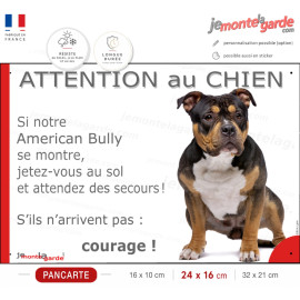 American Bully tricolore, plaque portail humour "Attention au Chien, Jetez Vous au Sol, attendez secours, courage" photo