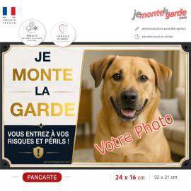 Photo personnalisable, pancarte portail bien visible "Je Monte la Garde vous entrez à vos risques et périls" résiste dehors