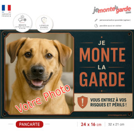 Photo personnalisable, pancarte portail bien visible "Je Monte la Garde vous entrez à vos risques et périls" résiste dehors