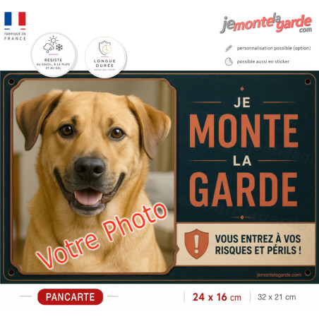 Photo personnalisable, pancarte portail bien visible "Je Monte la Garde vous entrez à vos risques et périls" résiste dehors