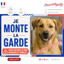Photo personnalisable, pancarte portail bien visible "Je Monte la Garde vous entrez à vos risques et périls" résiste dehors