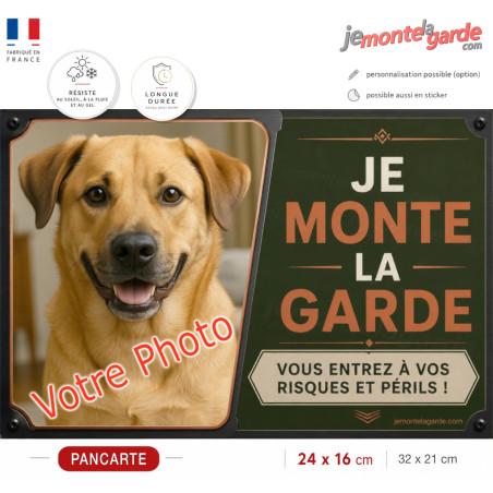 Photo personnalisable, pancarte portail bien visible "Je Monte la Garde vous entrez à vos risques et périls" résiste dehors