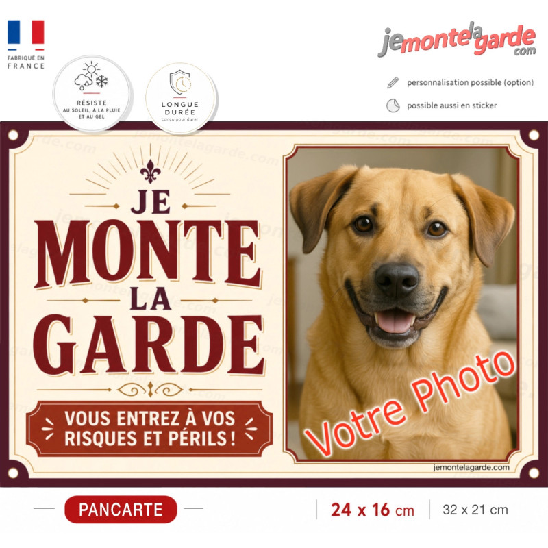 Photo personnalisable, pancarte portail bien visible "Je Monte la Garde vous entrez à vos risques et périls" résiste dehors