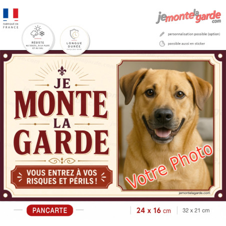 Photo personnalisable, pancarte portail bien visible "Je Monte la Garde vous entrez à vos risques et périls" résiste dehors