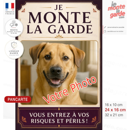 Photo personnalisable, pancarte portail verticale "Je Monte la Garde vous entrez à vos risques et périls" résiste dehors