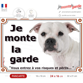 Staffie tout blanc tête, plaque portail "Je Monte la Garde, vous entrez à vos risques et périls" photo, résiste pluie soleil gel