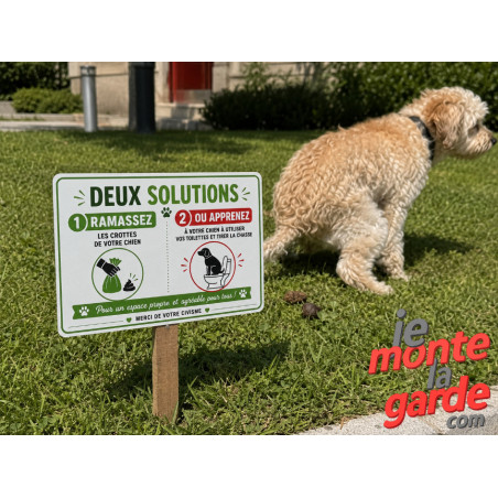 Pancarte humour déjections canines Deux solutions ramassez les crottes, installation du panneau sur la pelouse