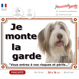 Bearded Collie fauve et blanc, plaque portail "Je Monte la Garde, risques et périls" photo Beardie, résiste dehors