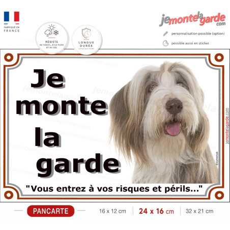 Bearded Collie fauve et blanc, plaque portail "Je Monte la Garde, risques et périls" photo Beardie, résiste dehors