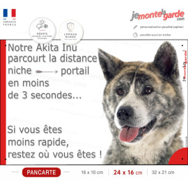 Akita Inu Japonais bringé, plaque extérieure humour "parcourt distance Niche-Portail 3 secondes" photo, résiste dehors