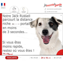 Jack Russell Terrier blanc avec cocard, plaque humour "parcourt distance Niche-Portail moins de 3 secondes" Photo résiste dehors