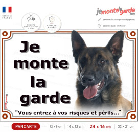 Berger Belge Malinois foncé sombre, plaque portail "Je Monte la Garde, vous entrez vos risques et périls" photo, résiste dehors