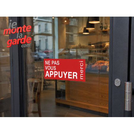 "NE PAS VOUS APPUYER, merci !" Sticker rouge, résiste à l'extérieur, collé sur la vitre de vitrine d'un magasin