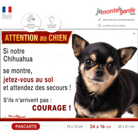 Chihuahua noir et feu poils courts, plaque portail humour "Attention au Chien, Jetez Vous au Sol, attendez secours, courage"