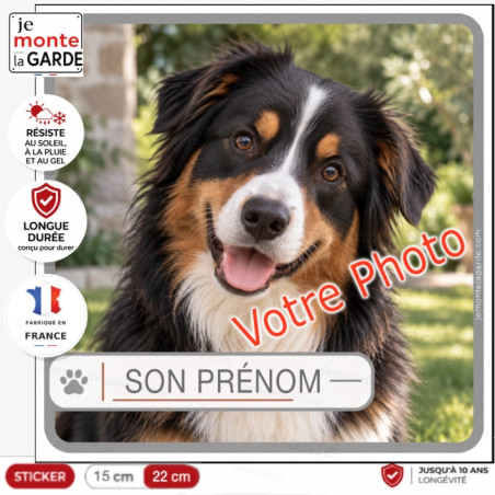 Sticker carré avec la photo de votre chien et son prénom, bordure grise, résiste dehors, fabriqué en France, une idée cadeau