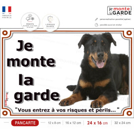Beauceron noir et feu couché, plaque “Je monte la garde, risques et périls” pour signaler votre chien au portail. résiste dehors