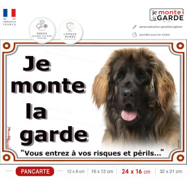 Leonberg fauve masque noir, plaque portail "Je Monte la Garde, vous entrez à vos risques et périls" photo race résiste dehors