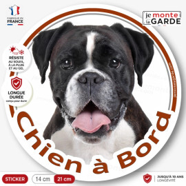 Sticker rond "Chien à Bord" avec Boxer bringé très foncé en photo, fabriqué en France et conçu pour résister aux intempéries.