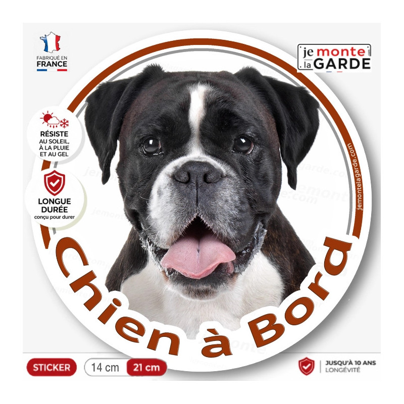 Sticker rond "Chien à Bord" avec Boxer bringé très foncé en photo, fabriqué en France et conçu pour résister aux intempéries.