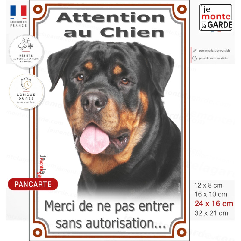 Pancarte verticale "Attention au Chien" avec Rottweiler massif en buste, cou puissant, tête inclinée et regard direct.