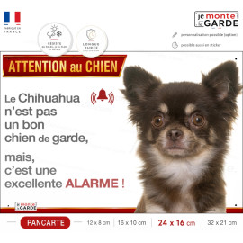 Pancarte humour "Attention au Chien" avec Chihuahua chocolat à poils longs et message "excellente alarme". Résiste dehors