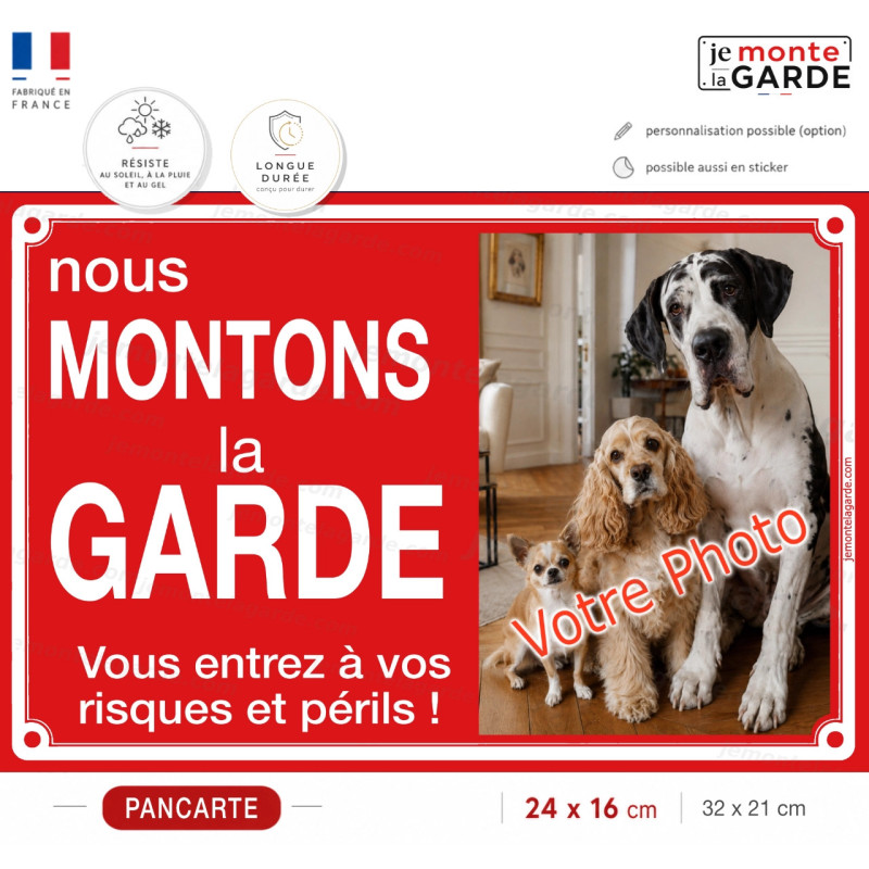 Pancarte personnalisable "Nous Montons la Garde" pour plusieurs chiens, avec vos photos, Rouge vif bien visible | deux formats.