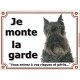 Schnauzer noir, plaque portail "Je Monte la Garde, risques et périls" panneau photo pancarte attention au chien
