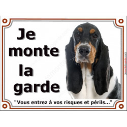 Basset Hound tricolore, plaque portail "Je Monte la Garde, risques et périls" pancarte panneau Hund attention au chien photo