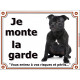Staffie noir bringé Assis, Plaque portail "Je Monte la Garde, risques périls" panneau affiche pancarte photo staffy Bullstafford