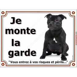 Staffie noir bringé Assis, Plaque portail Je Monte la Garde, panneau affiche pancarte, risques périls staffy attention au chien