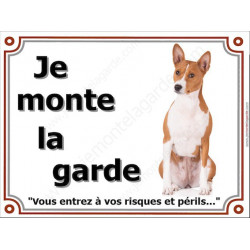 Basenji fauve marron Assis, plaque portail "Je Monte la Garde, risques périls" pancarte panneau photo Bassenji
