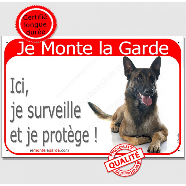 Plaque portail rouge Je Monte la Garde, Berger Belge Malinois couché surveille et protège, pancarte attention au chien panneau