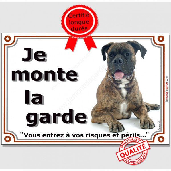 Boxer Bringé Couché, plaque portail "Je Monte la Garde, risques périls" panneau affiche pancarte attention au chien photo