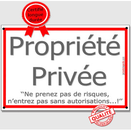 Pancarte “Propriété Privée” blanche et rouge, lisible de loin, avec message “N’entrez pas sans autorisations” résiste dehors
