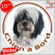 Terrier du Tibet blanc et noir poils longs Tête, sticker autocollant rond "Chien à Bord" disque adhésif vitre voiture photo