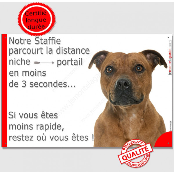 Staffie fauve, plaque humour "parcourt distance Niche-Portail moins 3 secondes, rapide"pancarte photo attention au chien Staffy