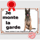 Berger Belge Malinois assis, plaque portail "Je Monte la Garde, risques et périls" pancarte panneau sombre foncé photo