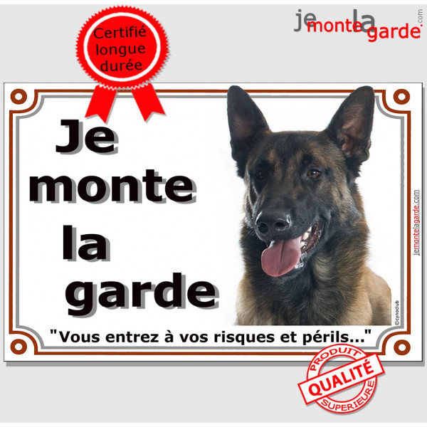 Berger Belge Malinois foncé sombre, plaque portail "Je Monte la Garde, vous entrez vos risques et périls" photo, résiste dehors