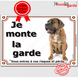 Cane Corso Italiano fauve assis, plaque portail "Je Monte la Garde, risques périls" pancarte photo Attention au Chien