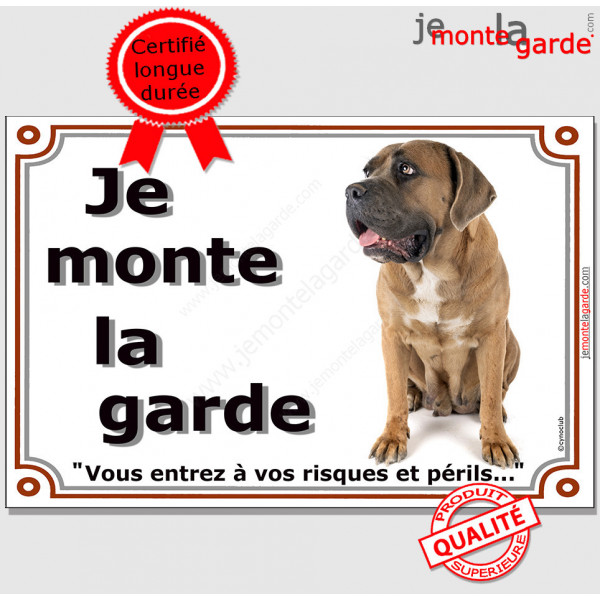 Cane Corso Italiano fauve assis, plaque portail "Je Monte la Garde, risques périls" pancarte photo Attention au Chien