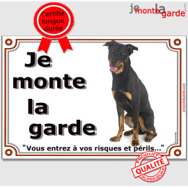 Beauceron noir et feu assis, plaque portail "Je Monte la Garde, risques périls" panneau affiche pancarte, berger de beauce photo