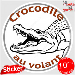 sticker rond "Crocodile au volant" humour absurde 14 cm